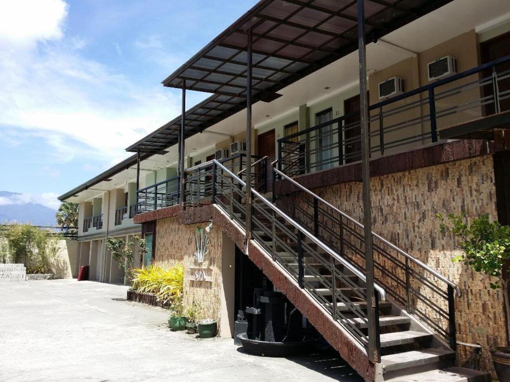 Quezon Premier Hotel לוסנה מראה חיצוני תמונה