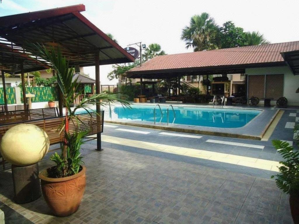 Quezon Premier Hotel לוסנה מראה חיצוני תמונה